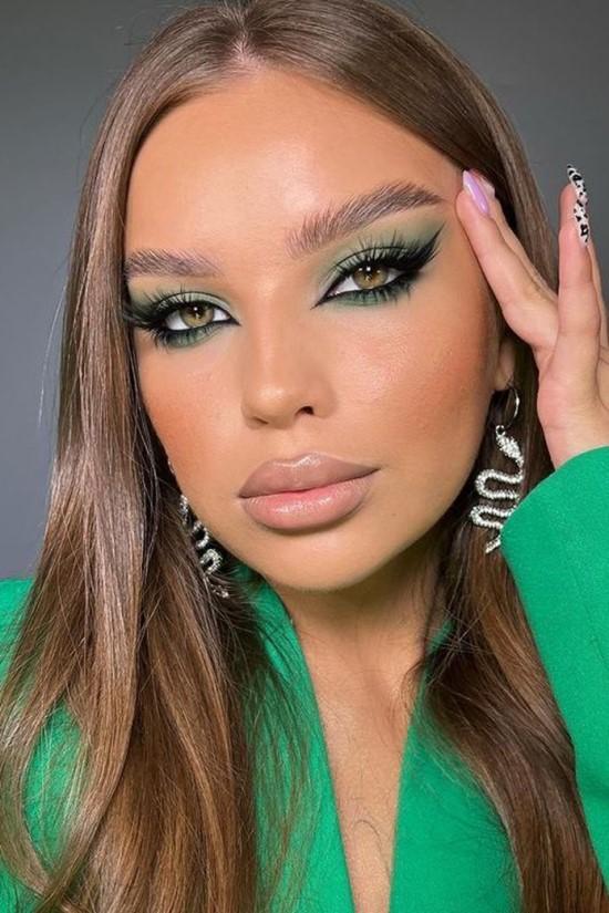 Como Escolher o Esmalte Perfeito para Combinar com Seu Vestido Verde