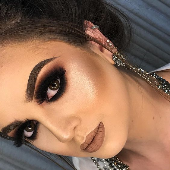 Maquiagem para Eventos Noturnos: Dicas para um Olhar Dramático e Contorno Perfeito
