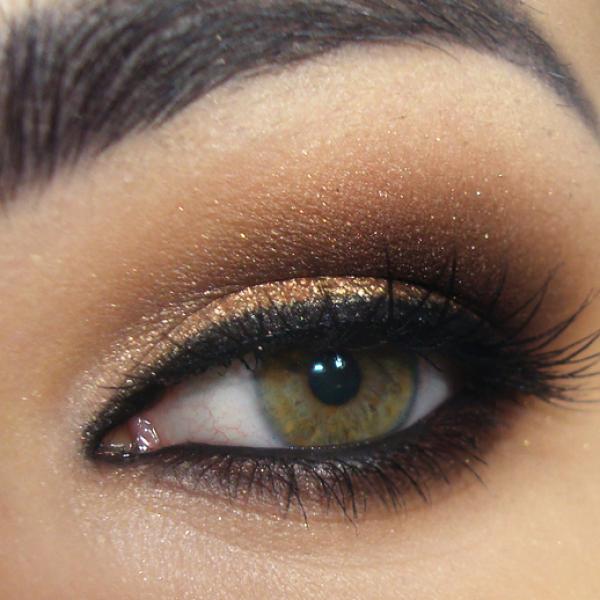 maquiagem preta e dourada