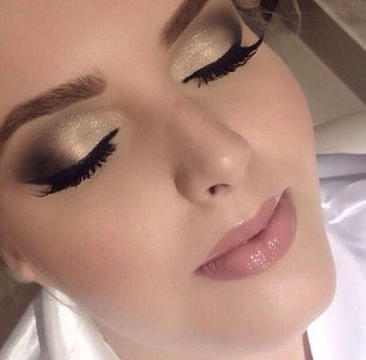 maquiagem preta e dourada