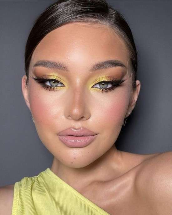 Delineador Dourado: 5 Formas Criativas de Usar na Sua Maquiagem