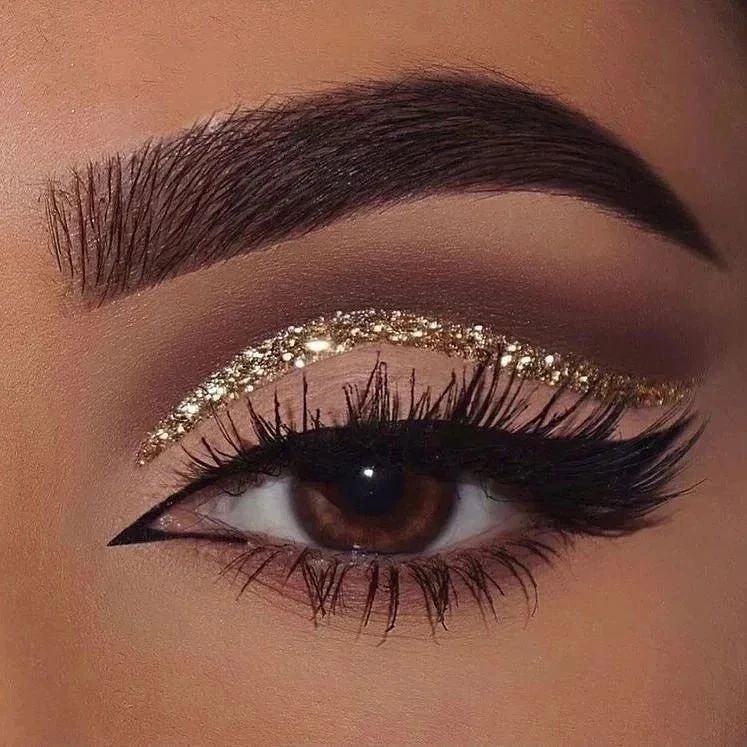 maquiagem preta e dourada