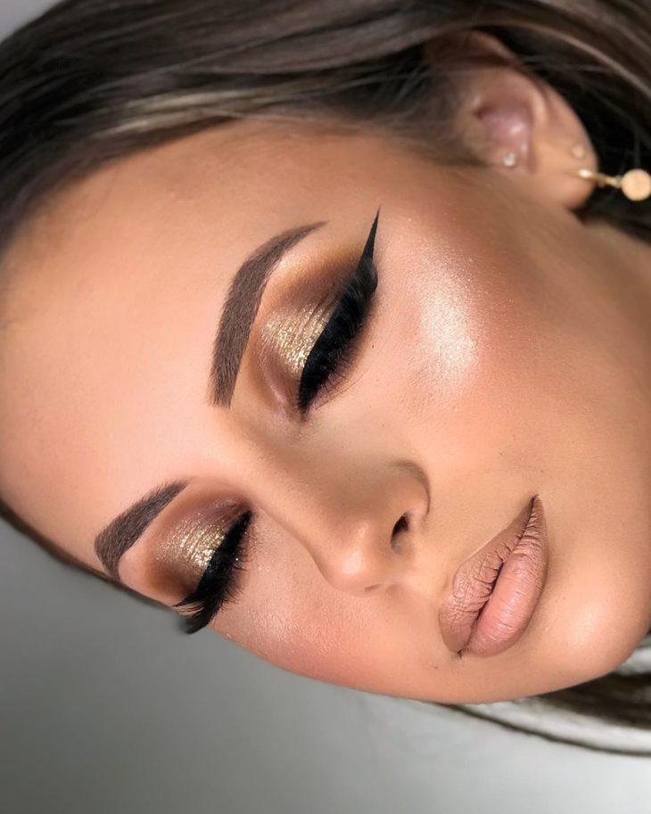 Maquiagem para Festas: Dicas Essenciais para um Olhar Dourado e Preto Impecável