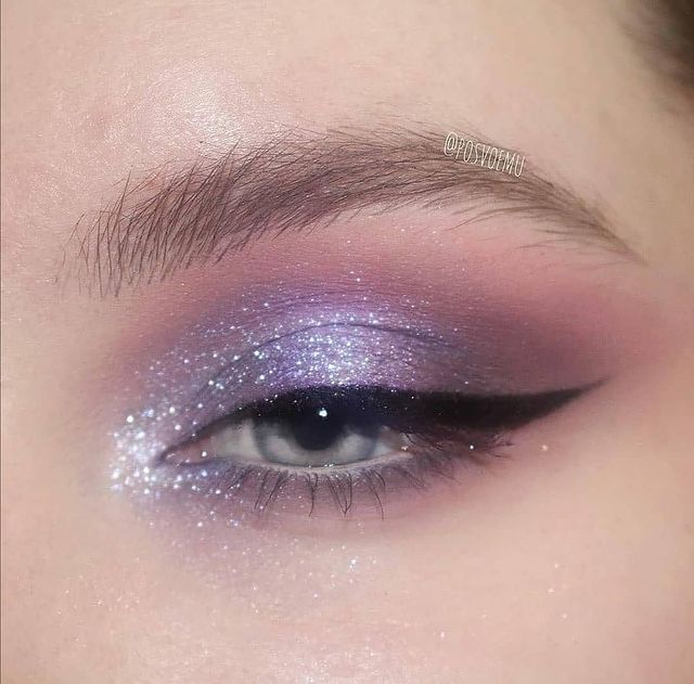Delineador Roxo: Como Criar Looks Gráficos e Impactantes