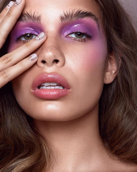 Delineador Roxo: Como Criar Looks Gráficos e Impactantes