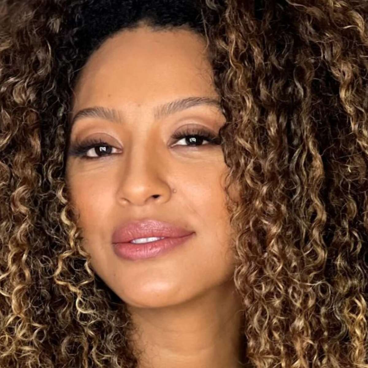 Guia Completo: Maquiagem para Pele Negra Inspirada em Sheron Menezzes