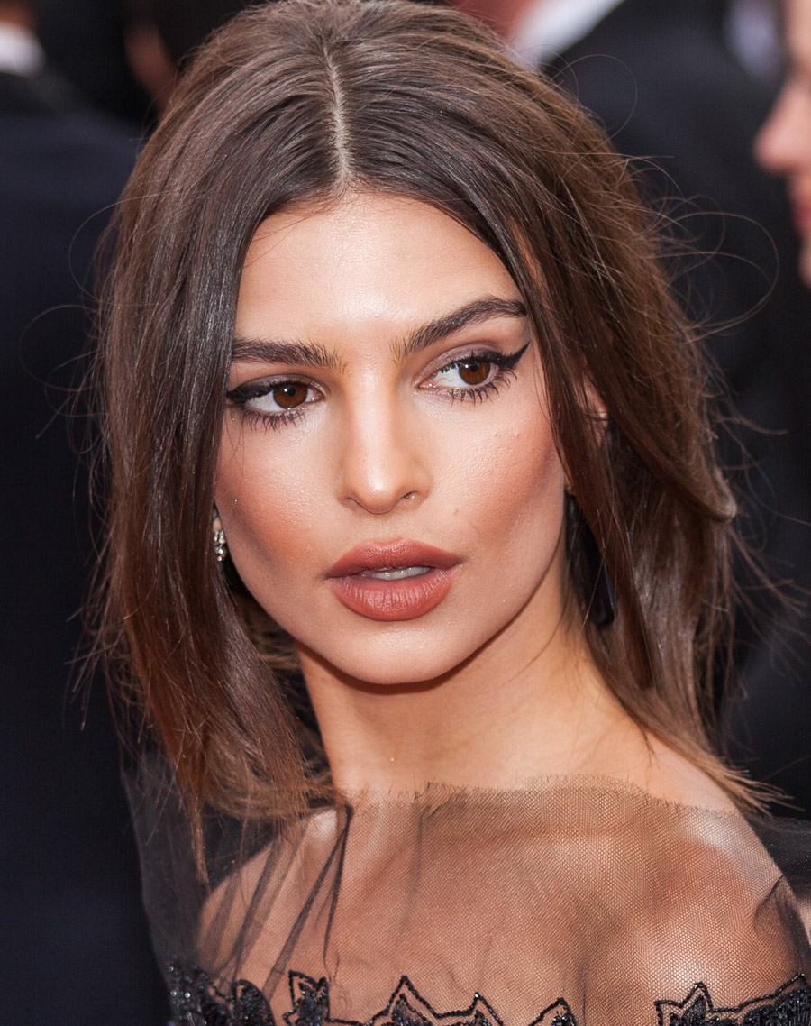 5 ideias de títulos:
1. Vestido Preto: Guia Completo de Maquiagem para Arrasar em Qualquer Ocasião
2. Olhos ou Lábios? Descubra a Maquiagem Perfeita para o Seu Vestido Preto
3. Dicas de Ouro: Como Combinar Batom e Acessórios com Vestido Preto
4. Maquiagem Esfumada vs. Delineado Gatinho: Qual o Melhor para o Seu Vestido Preto?
5. Do Clássico ao Ousado: Transforme Seu Look com Maquiagem e Vestido Preto