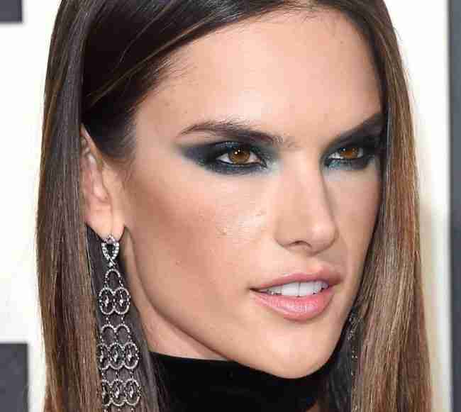 5 ideias de títulos:
1. Vestido Preto: Guia Completo de Maquiagem para Arrasar em Qualquer Ocasião
2. Olhos ou Lábios? Descubra a Maquiagem Perfeita para o Seu Vestido Preto
3. Dicas de Ouro: Como Combinar Batom e Acessórios com Vestido Preto
4. Maquiagem Esfumada vs. Delineado Gatinho: Qual o Melhor para o Seu Vestido Preto?
5. Do Clássico ao Ousado: Transforme Seu Look com Maquiagem e Vestido Preto