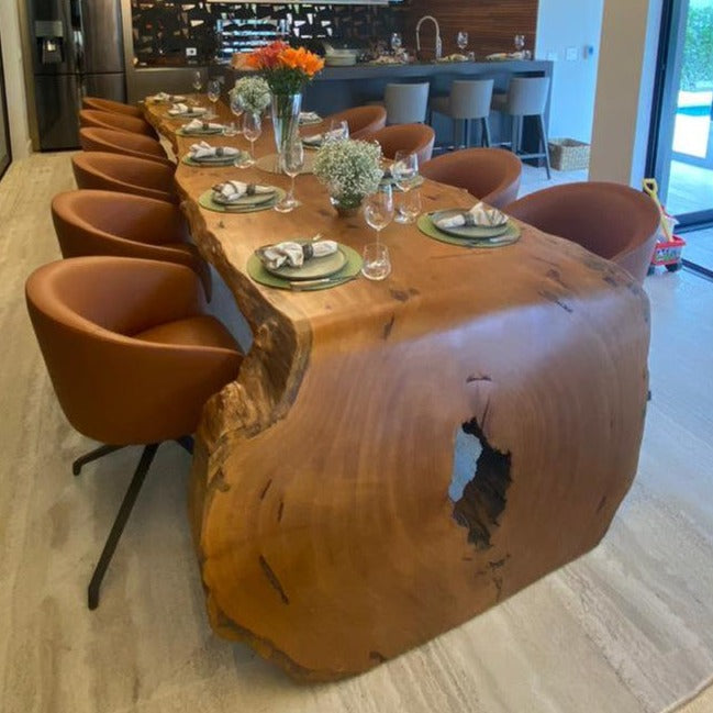 Mesa de jantar de madeira maciça