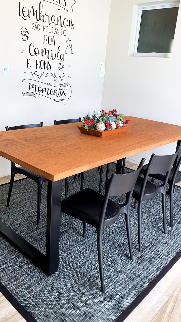 Mesa de madeira Mogno