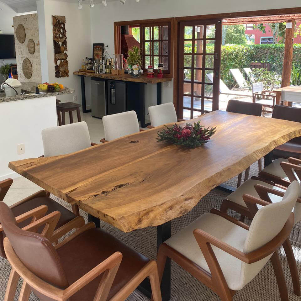 Mesa de madeira com pés de ferro