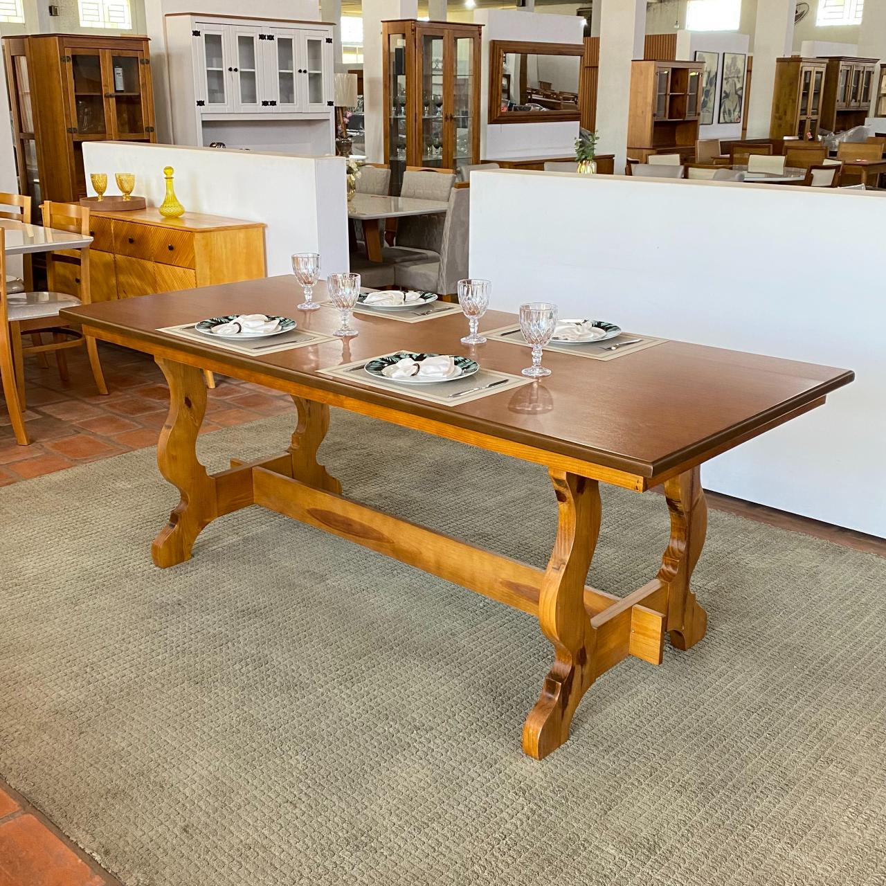 Mesa de jantar de madeira maciça