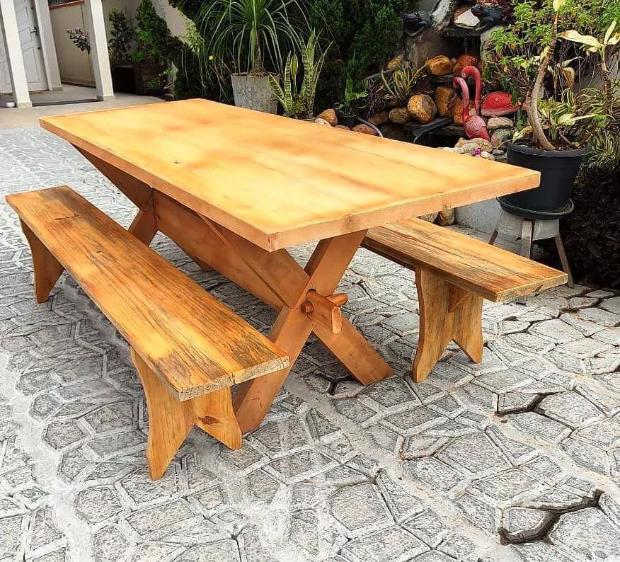 Mesa de madeira para área externa