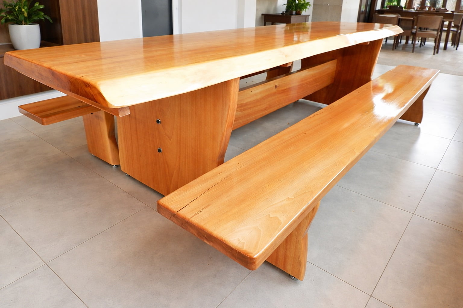 Mesa de madeira oval