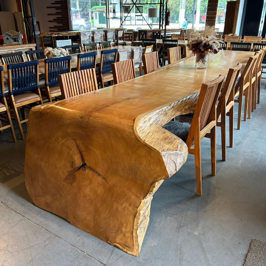 Mesa de madeira com bordas orgânicas