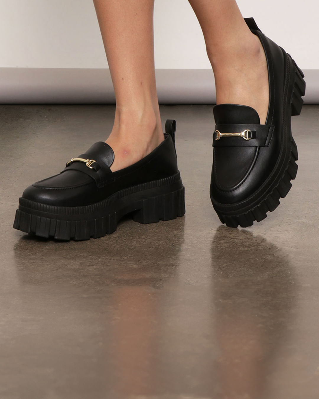 mocassim tratorado feminino com fivela