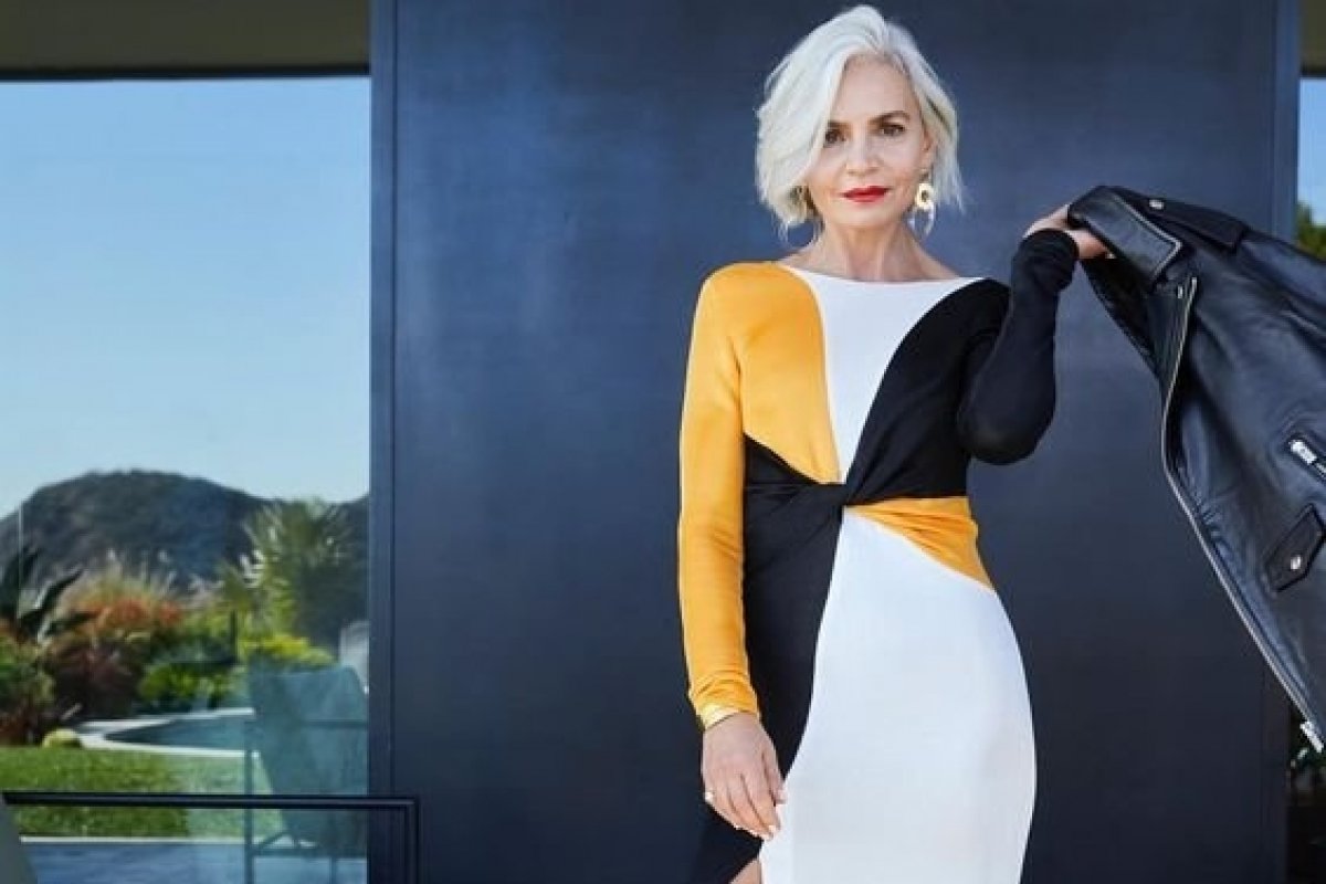 Jeans e Camisetas: Como Usar Básicos com Sofisticação aos 40+