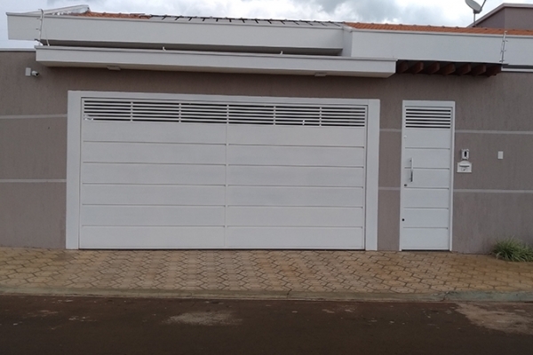 portão de madeira maciça