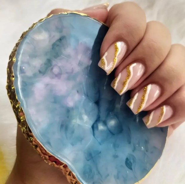 Além do Nude: Cores de Esmalte que Harmonizam com Pedras para um Visual Elegante