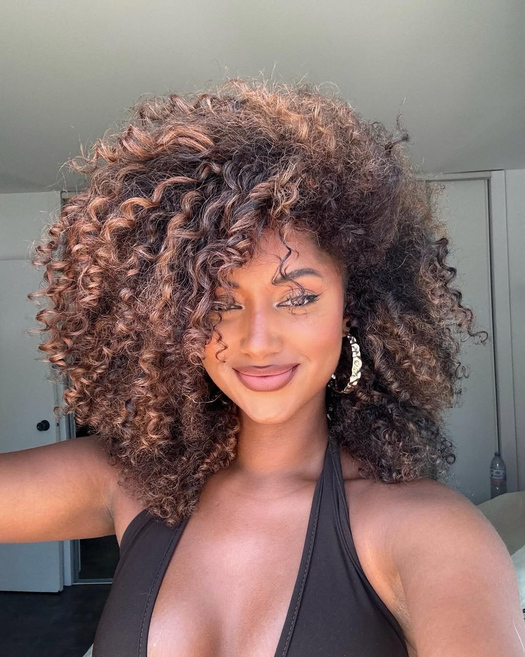 morena iluminada cacheada tons mel e caramelo