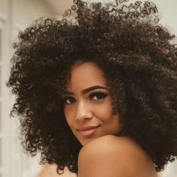 morena iluminada cacheada tons mel e caramelo