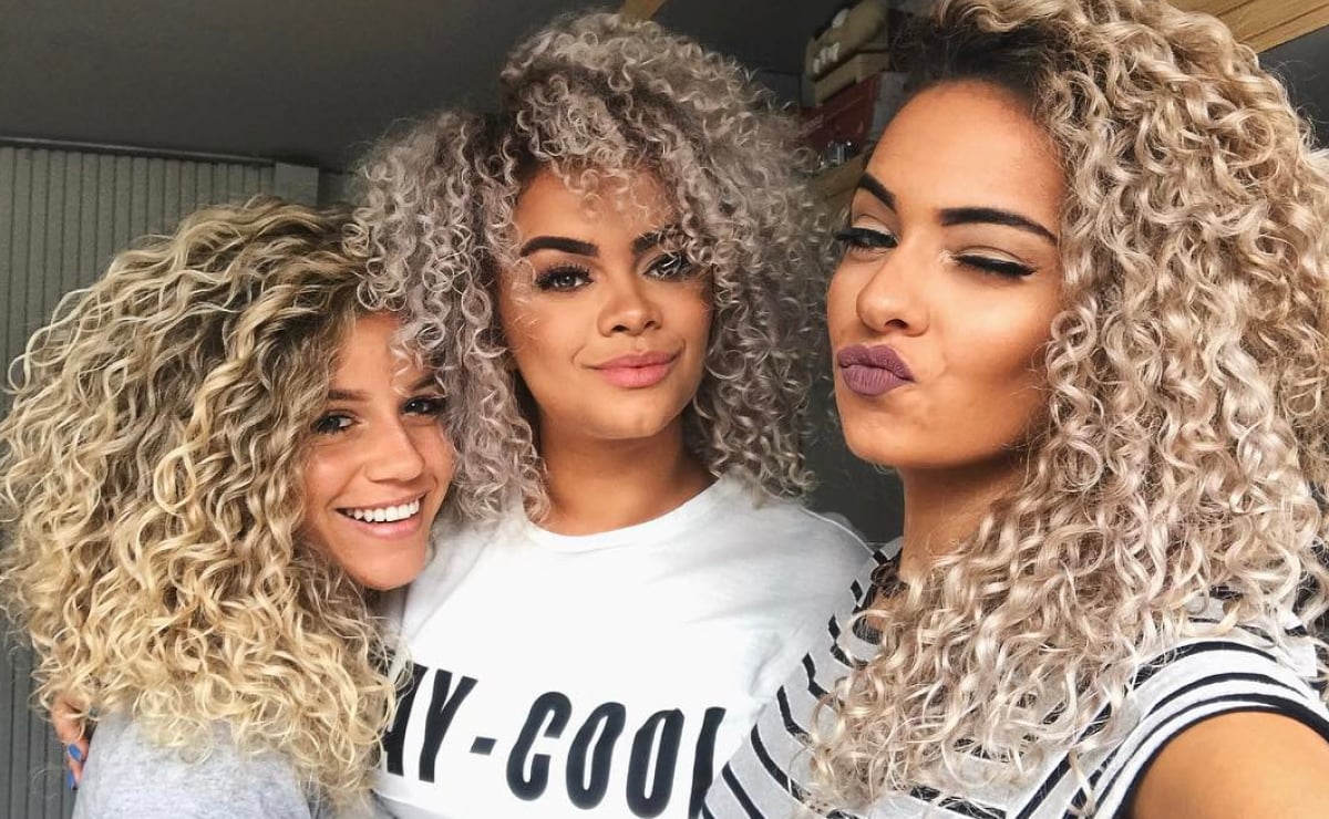 morena iluminada cacheada vs luzes tradicionais