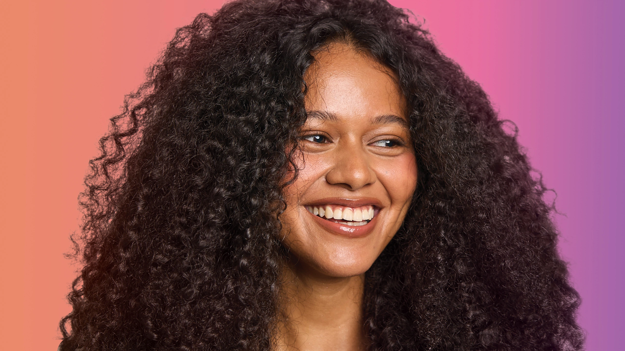 Acessórios Dourados: Como Combinar com seu Cabelo Morena Iluminada