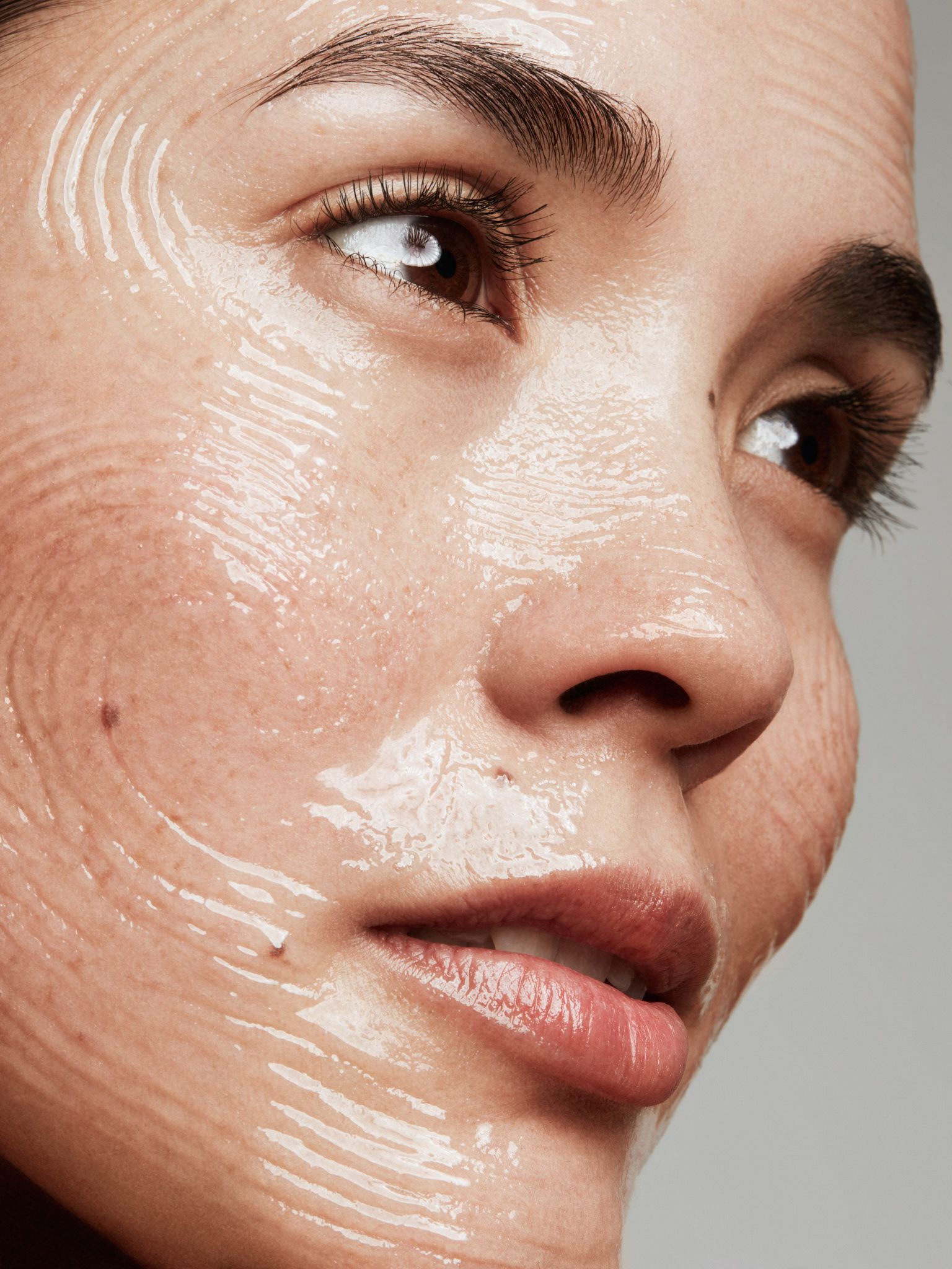 Vaselina no Rosto à Noite: Desvendando o Slugging e Seus Benefícios