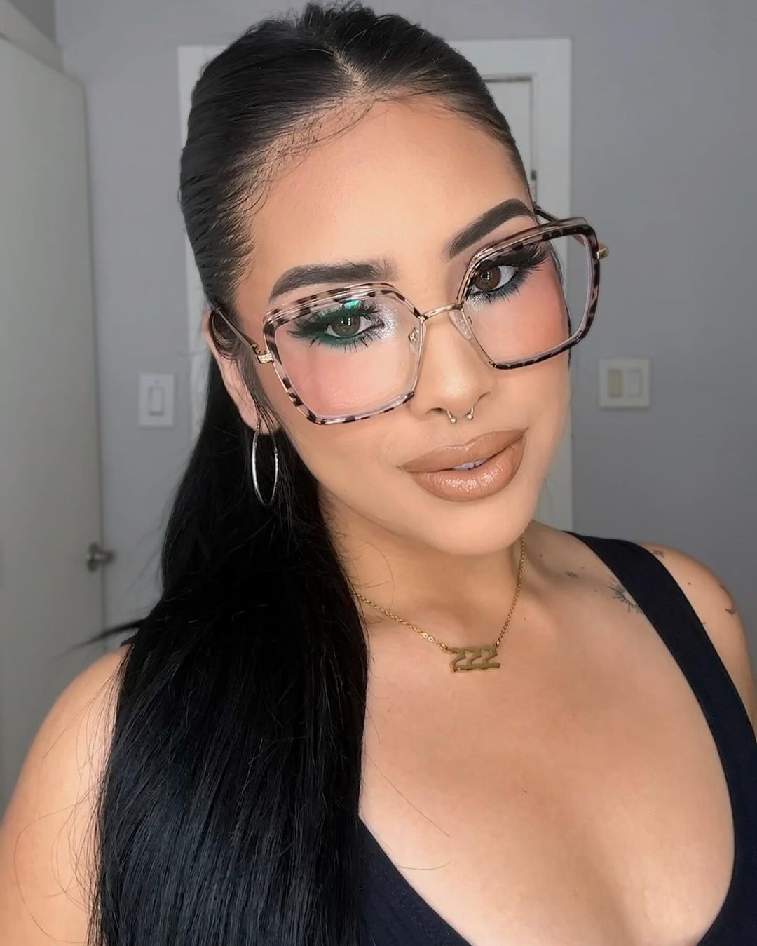 Óculos para maquiagem vs. Lupa de bancada: Qual o melhor para você?