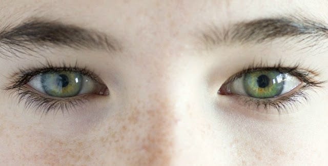 como realçar olhos verde escuro natural