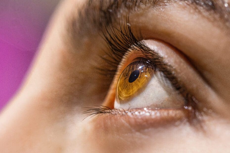 olhos âmbar