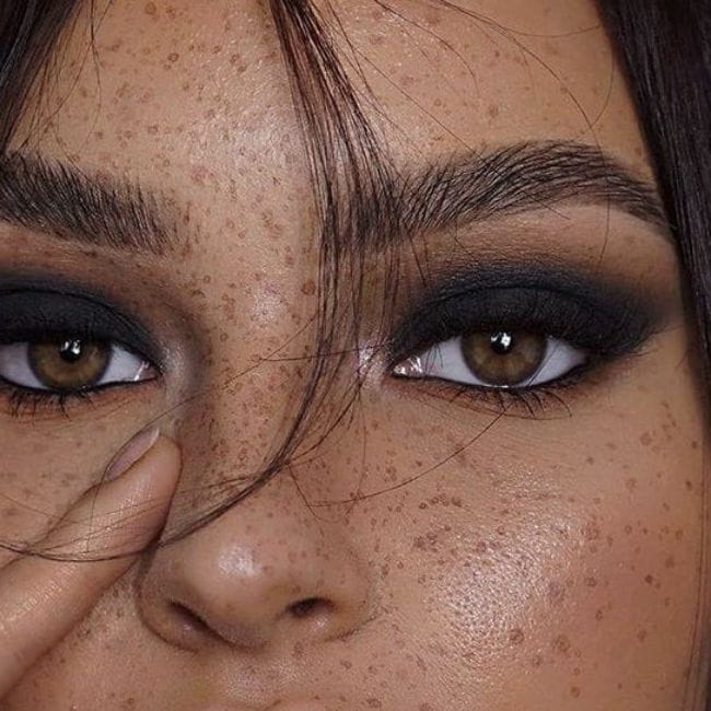 Maquiagem Ideal para Olhos Pretos: Dicas e Truques