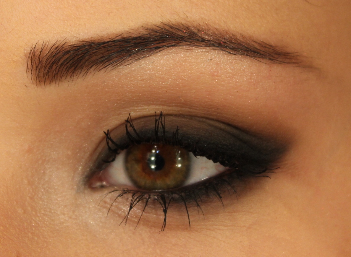 Cores de Roupa que Realçam a Beleza dos Olhos Escuros