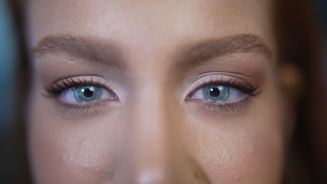 Olhos Castanhos Escuros vs. Pretos: Entenda a Diferença e o Charme Único