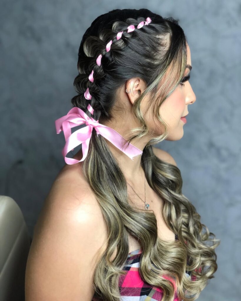 penteado junino com chapéu de palha para cabelos cacheados