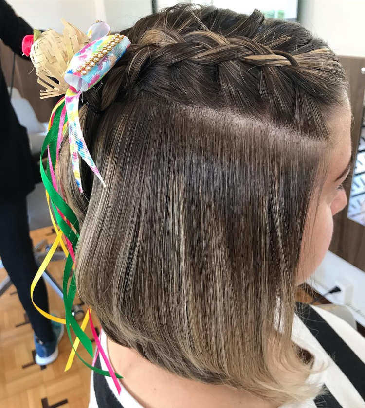 inspirações de penteados juninos com tranças coloridas