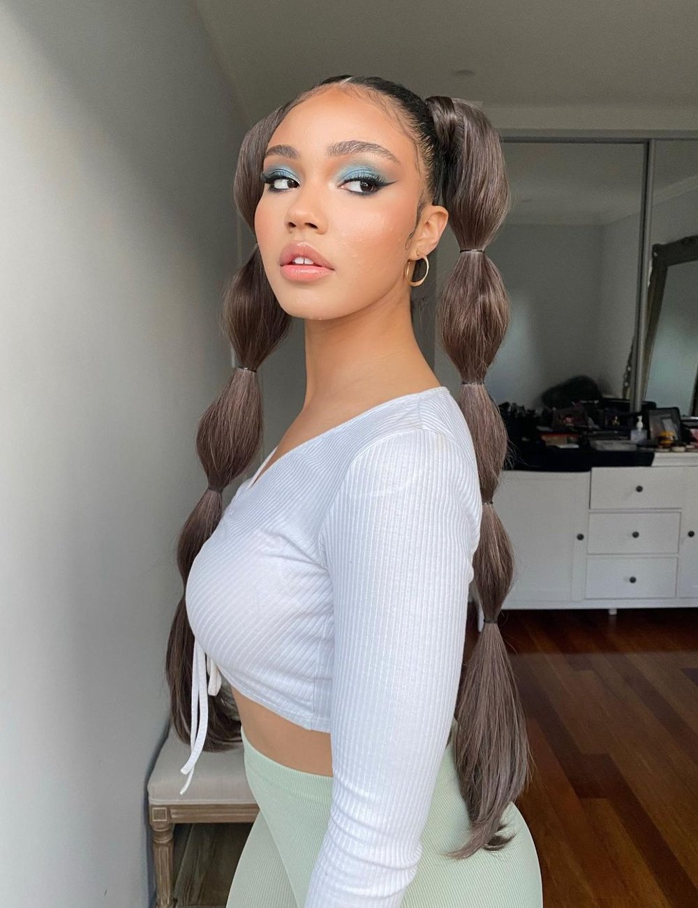 inspirações de penteados juninos com tranças coloridas