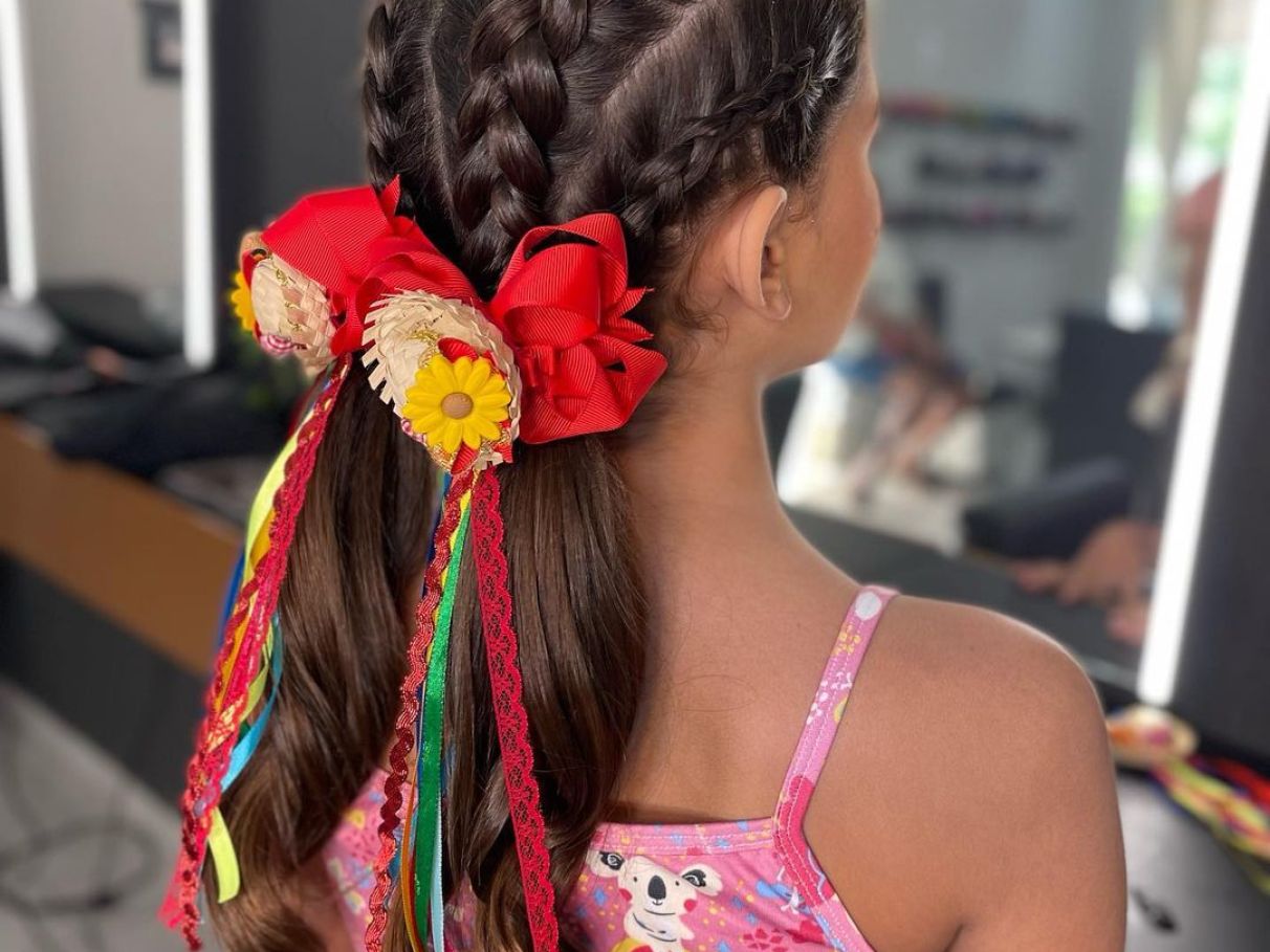 penteado junino com chapéu de palha para cabelos cacheados