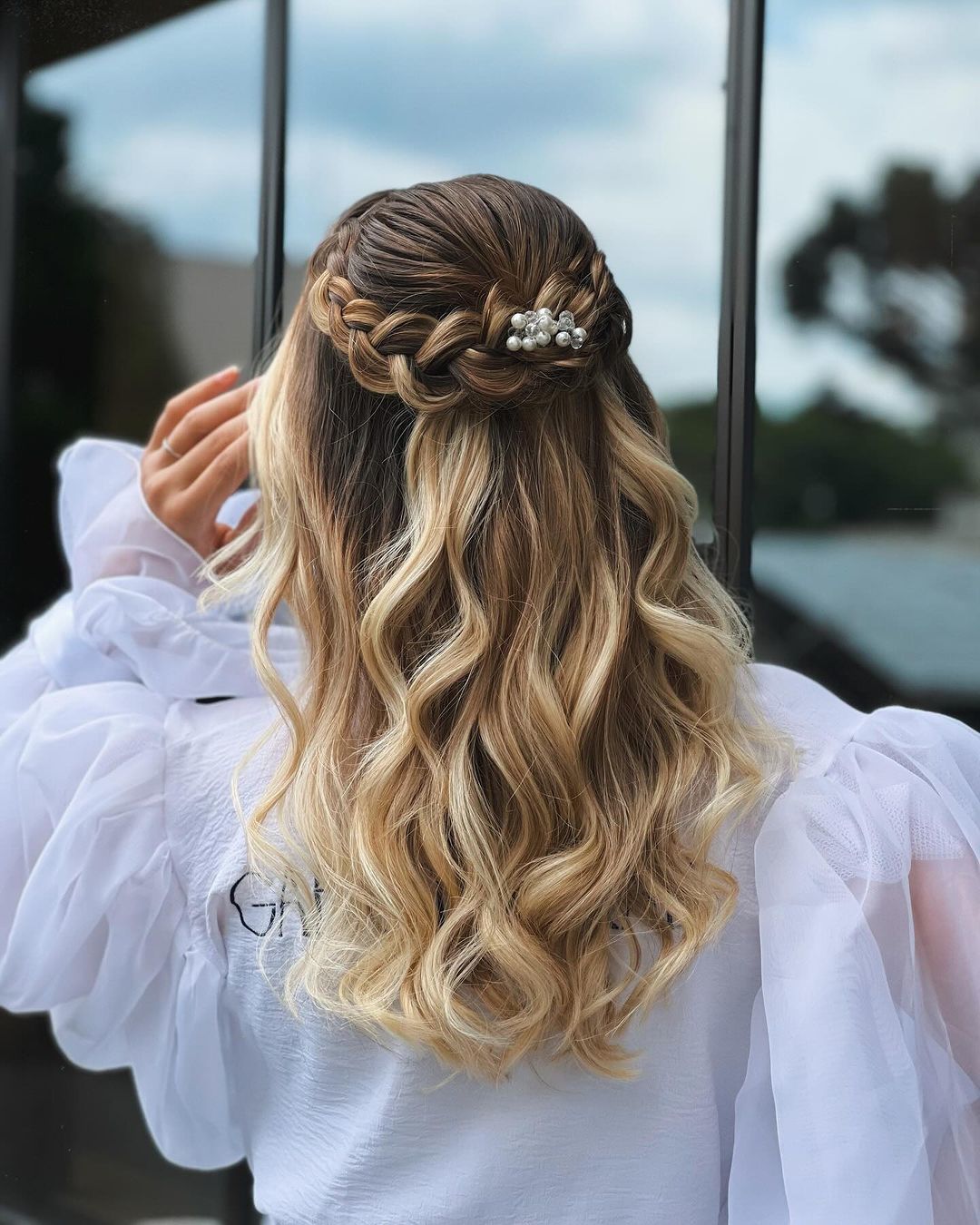 penteado para madrinha de casamento com vestido curto