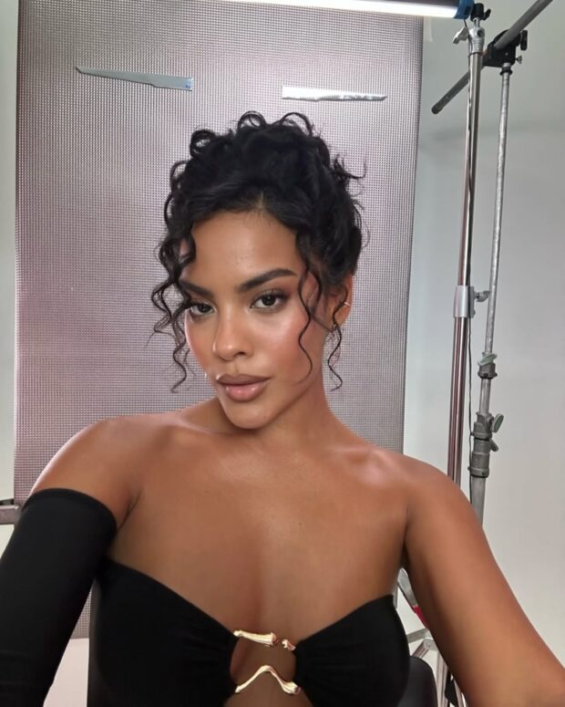 Penteados Rápidos para o Day After: Soluções Práticas para Cabelos Cacheados