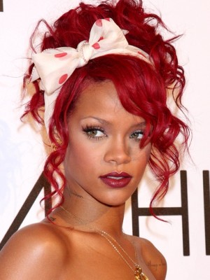 pin up passando maquiagem