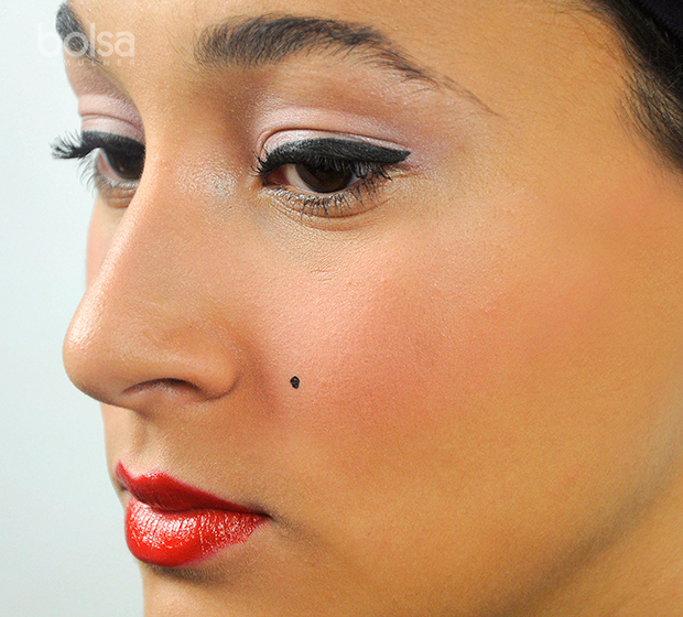 pin up passando maquiagem