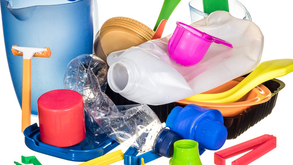 Do Petróleo ao Produto Final: Entenda a Origem e Composição do Plástico