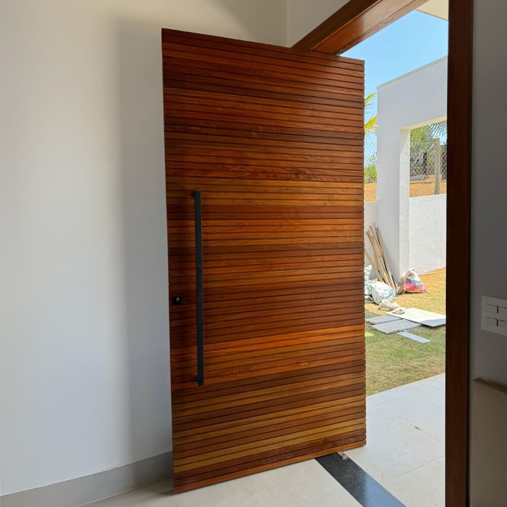 Porta pivotante de madeira maciça Tauari