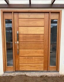 Porta pivotante de madeira com fechadura multiponto