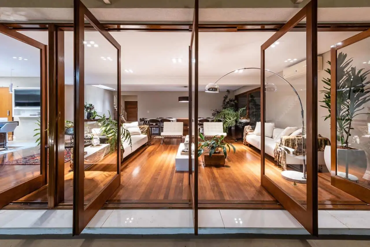 Porta pivotante de madeira maciça Cedro Arana