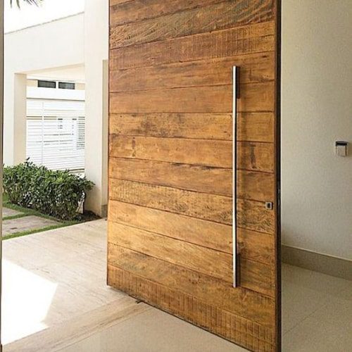 Porta pivotante de madeira ripada vertical