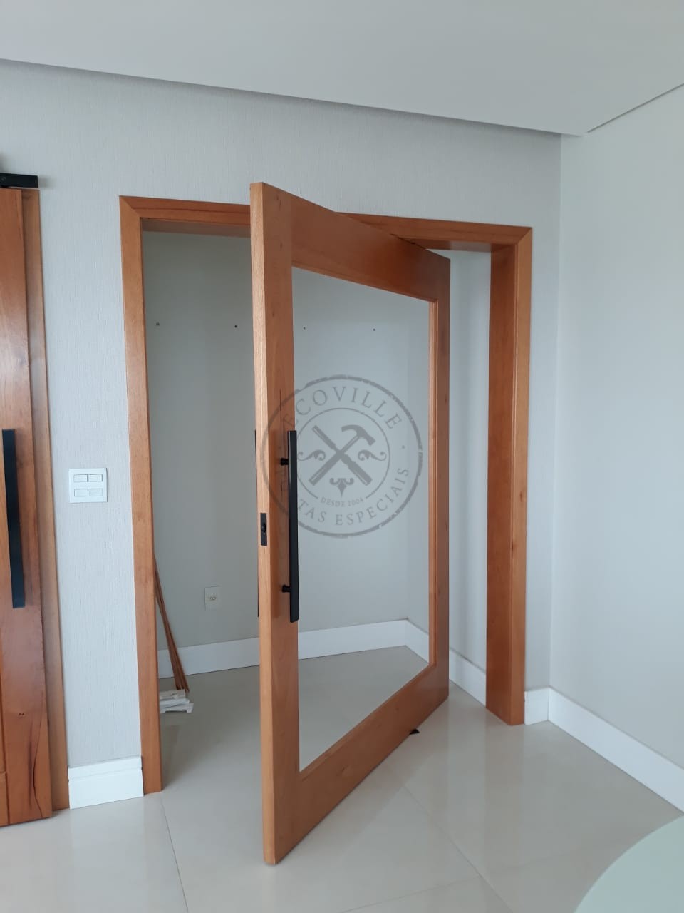 Porta pivotante de madeira ripada horizontal