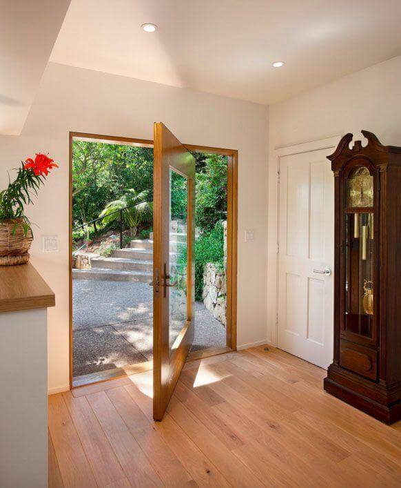 Porta pivotante de madeira com puxador inox