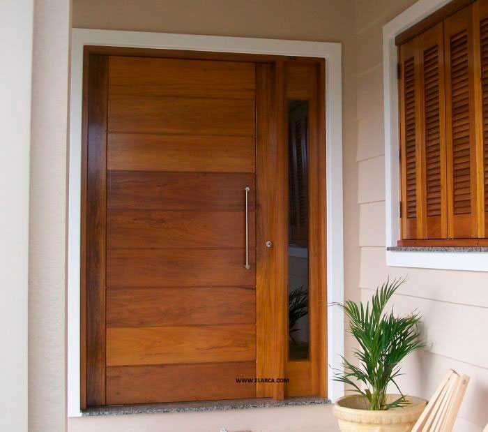 Porta pivotante de madeira para entrada principal